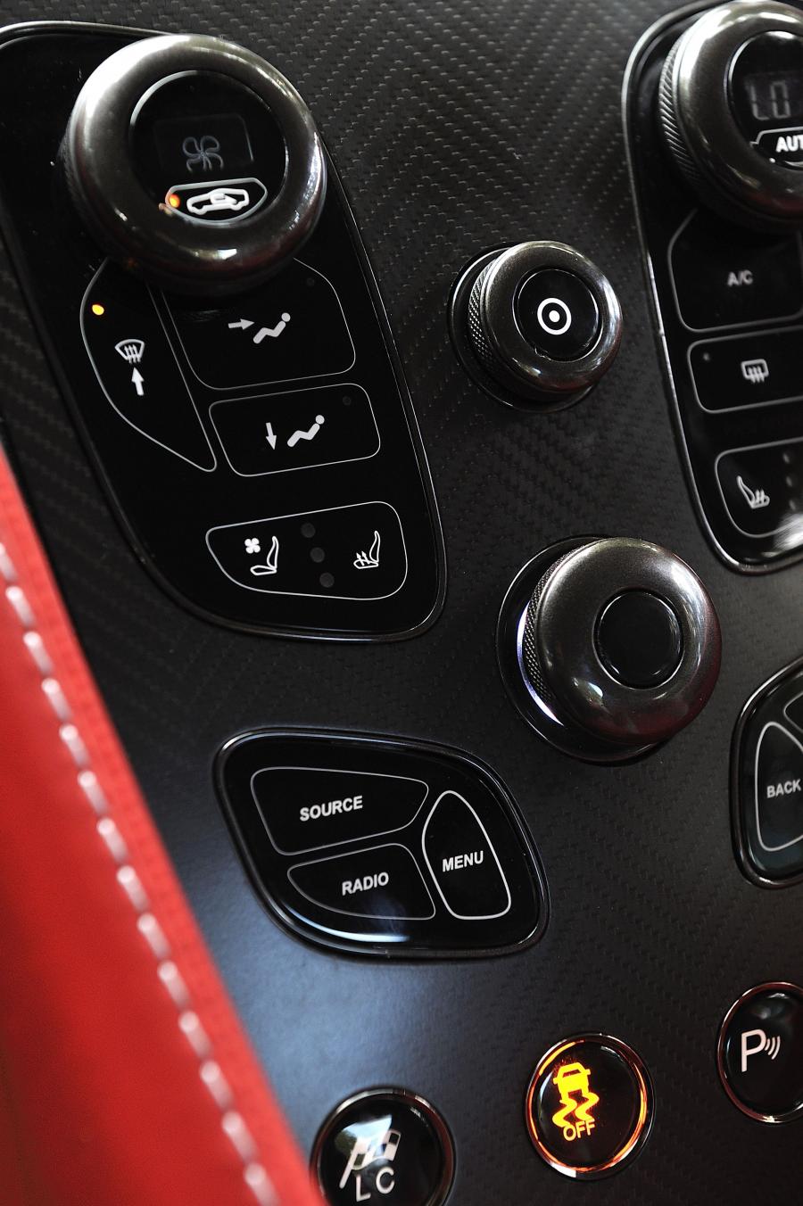 Детали интерьера Aston Martin Vanquish 2012 года  (NA) (фото 9 из 182)